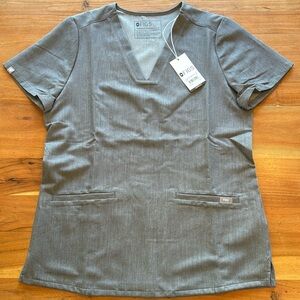 Women’s 3 pocket fig scrub top brand new